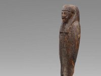Aeg H 17  Aeg H 17, Ptolemäerzeit, Ptah-Sokar-Osiris-Statuette, Holz, Bitumen, H 20, 5 cm, B  6,3 cm, T 17,5 cm : Bestandskatalog Ägypten, Museumsfoto: Claus Cordes